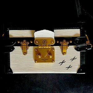 Cute Petite LV Logo Purse.